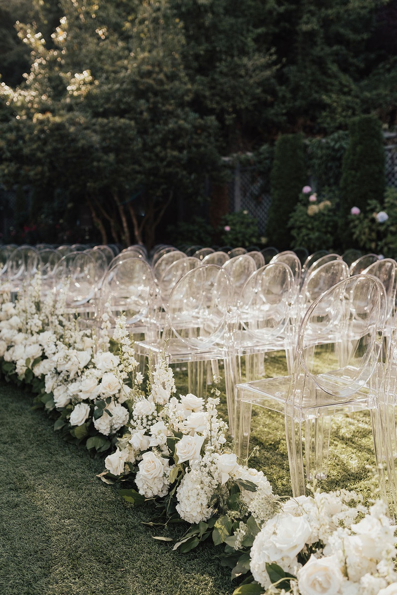 Ghost Chairs %26 Ivory Flowers at Ceremony
Photography: Sam %26 Sola Lee Photography
Read More:
http://www.insideweddings.com/weddings/modern-outdoor-ceremony-tent-reception-in-seattle-on-puget-sound/1309/ outdoor wedding ceremony on grass lawn guest chairs ghost clear white rose hydrangea stock greenery