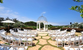 Alfresco Ceremony Décor
Photography: Hoffmann Photographer
Read More:
http://www.insideweddings.com/weddings/colorful-summer-wedding-at-st-regis-monarch-beach/361/ Curved rows of chairs and garden gazebo