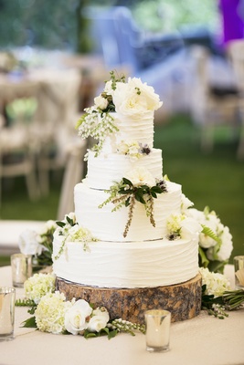 White Round Cake On Wooden Slice With Flowers White Round Cake On Wooden Slice With Flowers