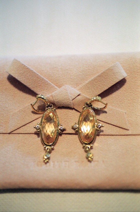 Gold Clip-On Earrings
Photography: frame.thirty.six photography
Read More:
http://www.insideweddings.com/weddings/tropical-inspired-spring-wedding-at-the-bel-air-bay-club/236/ Antique-style clip on earrings with amber stone