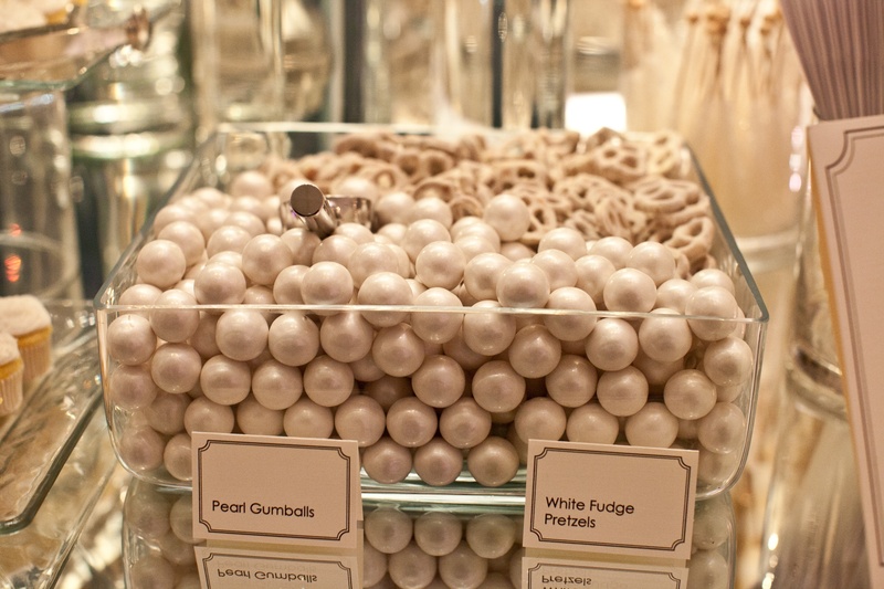 White Wedding Candy
Photography: Collins Metu Photography
Read More:
http://www.insideweddings.com/weddings/sarita-minor-and-jarett-dillard/432/ Pearl gum balls and white chocolate pretzels