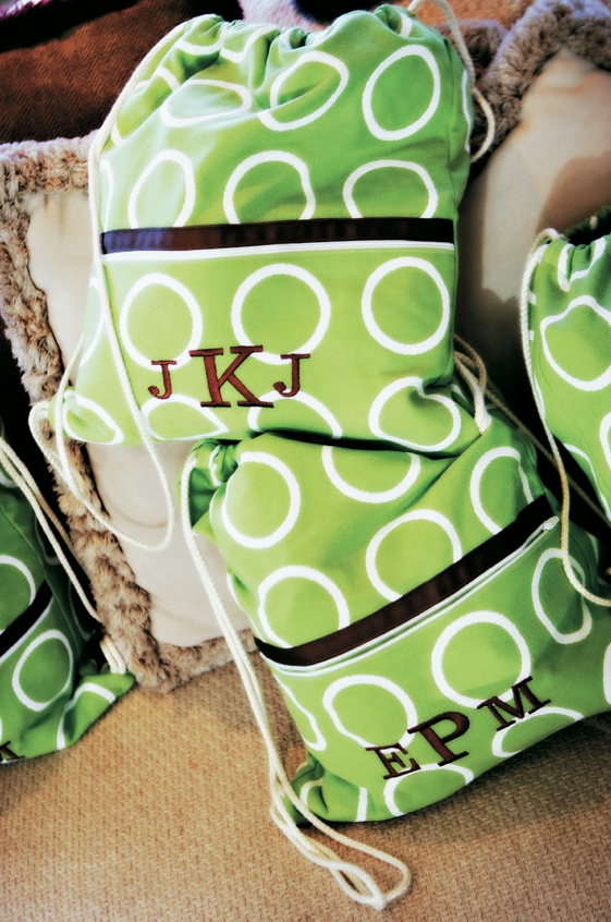 Weekend Welcome Bags
Photography: Tamara Lackey Photography
Read More:
http://www.insideweddings.com/weddings/lime-green-hued-fall-wedding-in-south-carolina/219/ Chartreuse, brown, and white pull-tie backpacks