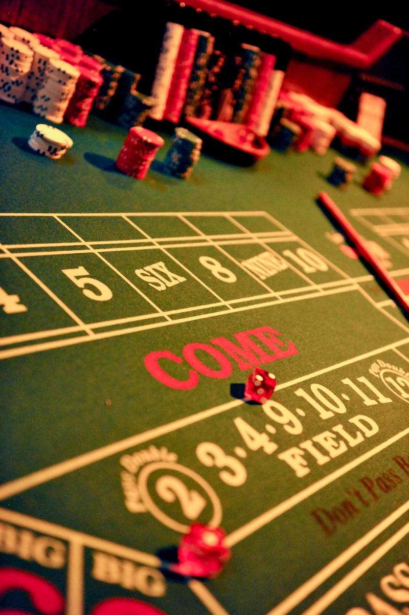 Casino Craps Table
Photography: Handeland Tesoro Photography
Read More:
http://www.insideweddings.com/weddings/snowy-outdoor-winter-ceremony-cozy-lodge-reception/522/ Red dice on green felt Casino game table