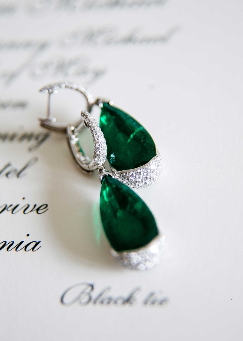 Emerald %26 Diamond Bridal Earrings
Photography: Samuel Lippke Studios
Read More:
http://www.insideweddings.com/weddings/romantic-jewish-wedding-with-lush-ivory-flowers-rose-gold-details/790/ Diamond and emerald teardrop shape drop earrings for wedding day jewelry