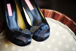 Photography: Barnet Photography
Read More:
http://www.insideweddings.com/inspiration/board/128/iwadmin2/non-traditional-shoes/ Black Betsey Johnson pumps with heart and bow details
