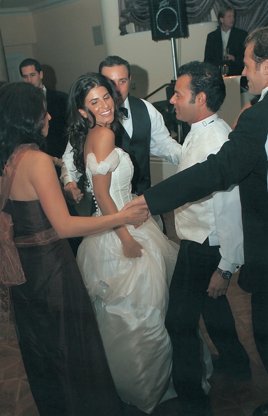 Bride and Guests Dancing
Photography: Simone %26 Martin Photography
Read More:
http://www.insideweddings.com/weddings/a-midsummer-nights-dream-wedding-in-beverly-hills-california/58/ guests form a circle around bride and dance