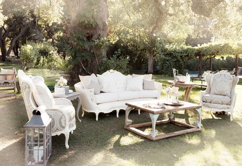 Alfresco Antique Lounge
Photography: Jana Williams Photography
Read More:
http://www.insideweddings.com/weddings/katrina-hodgson-and-brian-scott/533/ Antique furniture on grass lawn of Katrina Hodgson's wedding reception