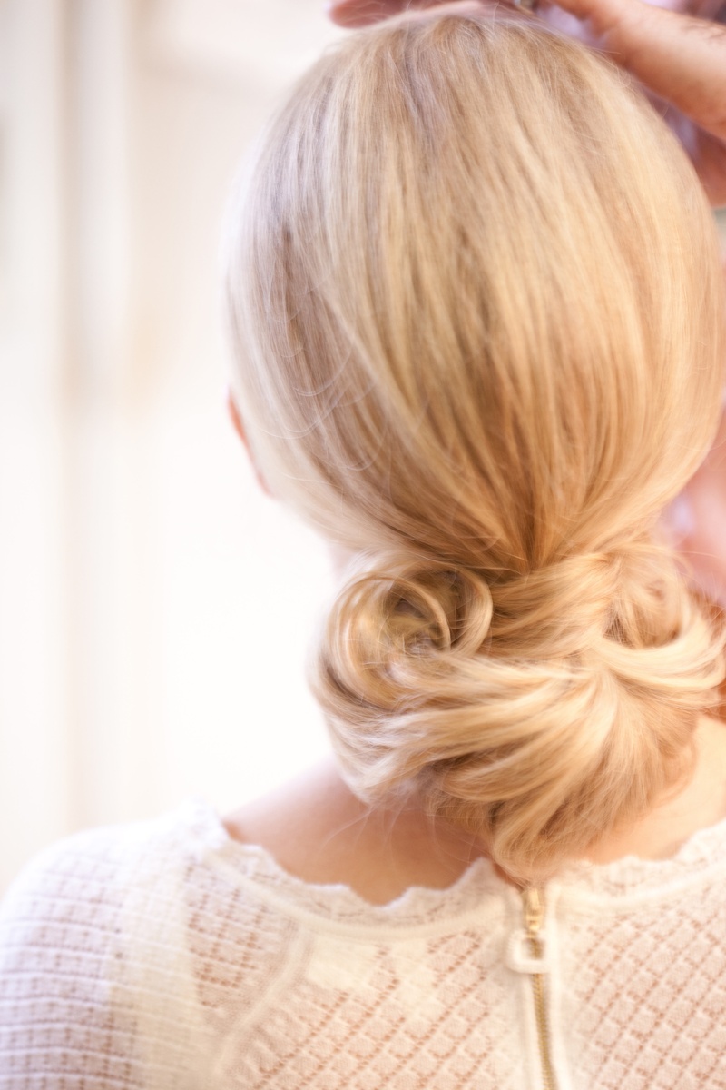 Low Bun Bridal Hairstyle
Photography: Jana Williams Photography
Read More:
http://www.insideweddings.com/weddings/ivory-gold-blush-lakefront-new-hampshire-wedding/412/ Keri Lynn Pratt wedding hair style with blonde hair