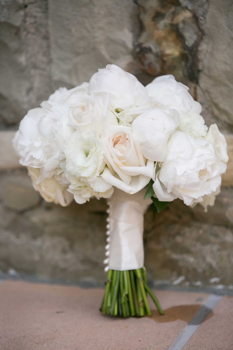 White Bouquet of Roses
Photography: Laurie Bailey Photography
Read More:
http://www.insideweddings.com/weddings/classic-california-wedding-with-outdoor-ceremony-indoor-reception/853/ off-white white ivory bouquet roses bridal wedding satin around stems blush