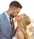 Landry Fields and Elaine Alden
Photography: Christian Oth Studio
Read More:
http://www.insideweddings.com/weddings/elaine-alden-and-landry-fields/589/ NBA basketball player and bride kissing in sun