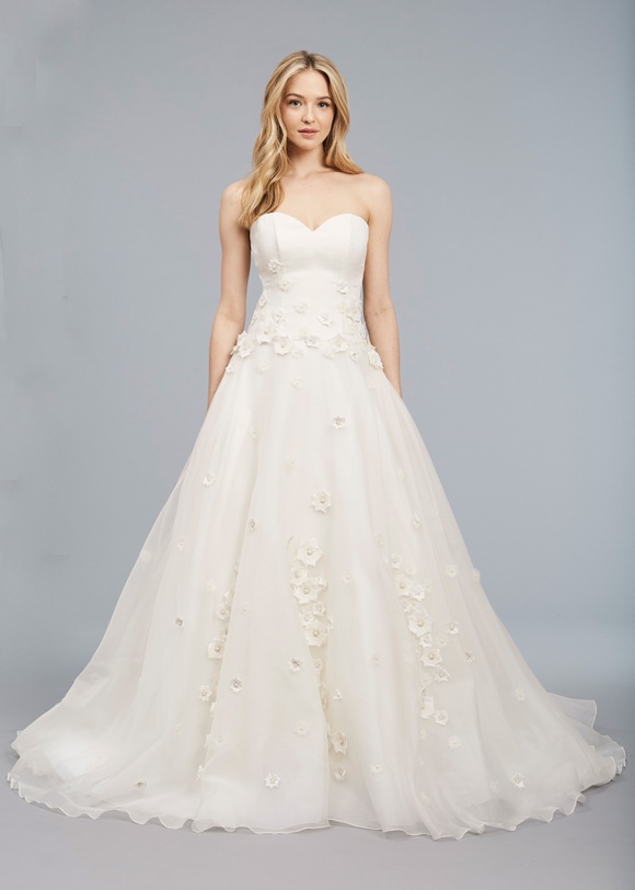 Tippi
Photography: Sarra Fleur
Read More:
http://www.insideweddings.com/lookbook/9147/anne-barge-atlanta/blue-willow-bride-spring-2018/ Blue Willow Bride Spring 2018 bridal collection Tippi wedding dress organza sweetheart ball gown