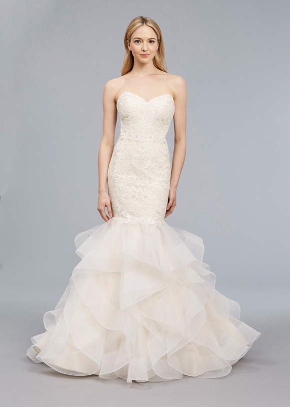 Kitt
Photography: Sarra Fleur
Read More:
http://www.insideweddings.com/lookbook/9147/anne-barge-atlanta/blue-willow-bride-spring-2018/ Blue Willow Bride Spring 2018 bridal collection Kitt wedding dress sweetheart neckline mermaid gown