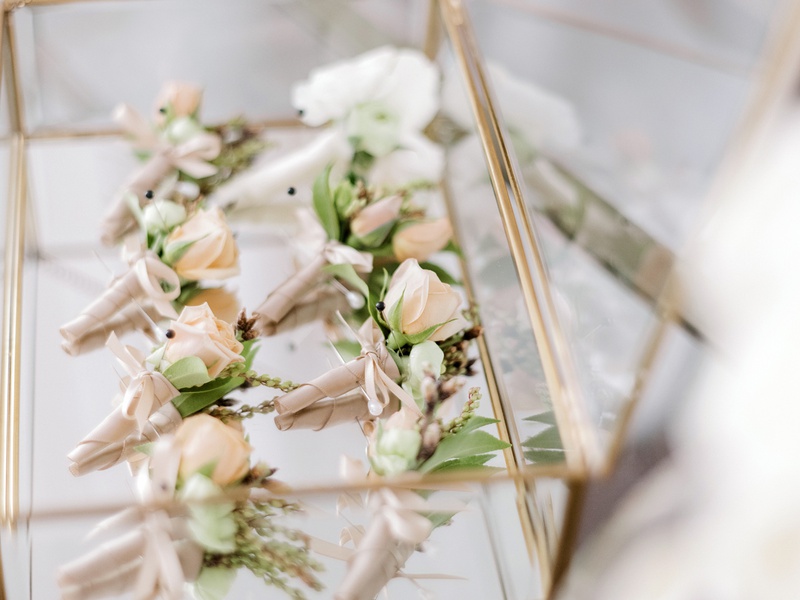 Boutonnieres in Glass Case
Photography: Rene Zadori Photography
Read More:
http://www.insideweddings.com/weddings/opulent-wedding-with-classic-winter-white-color-scheme/1233/ peach boutonnieres for groom and groomsmen in glass case with gold trim
