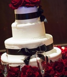 Wedding Cake
Photography: Barnet Photography
Read More:
http://www.insideweddings.com/weddings/ashley-reeves-and-brandon-saller/261/ White wedding cake decorated with black satin ribbon and red roses