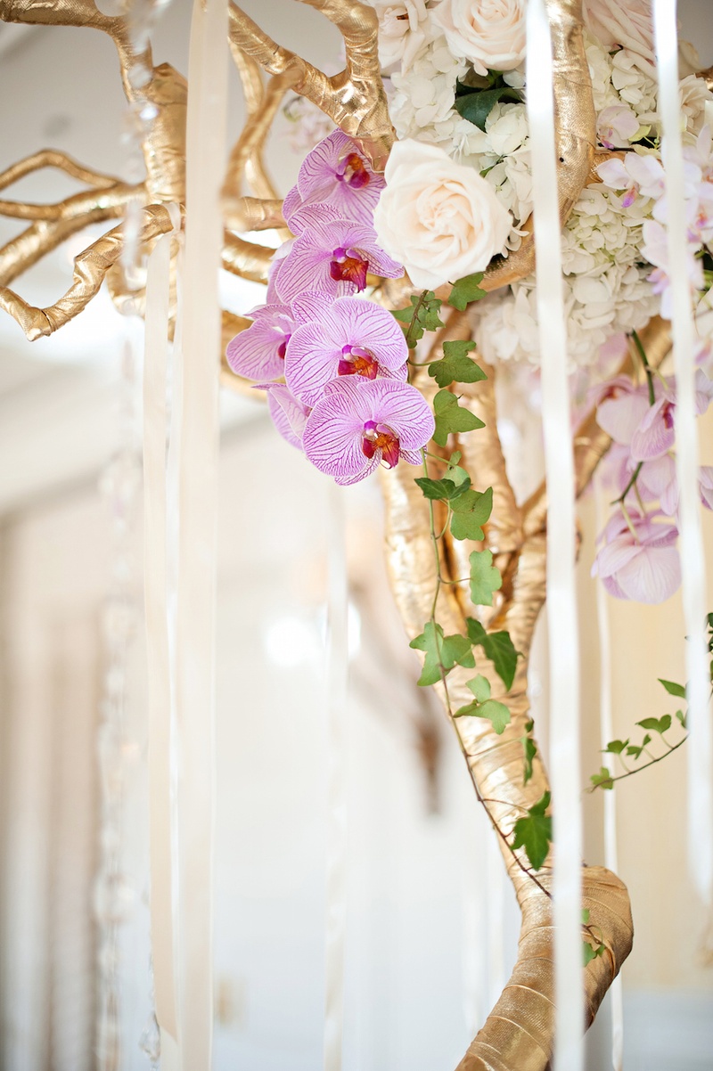 Floral-Embellished Gold Tree
Photography: Kristen Weaver Photography
Read More:
http://www.insideweddings.com/weddings/gold-white-wedding-with-brazilian-indian-flair-in-orlando-fl/647/ Gilt branches tied with crystals and romantic flowers