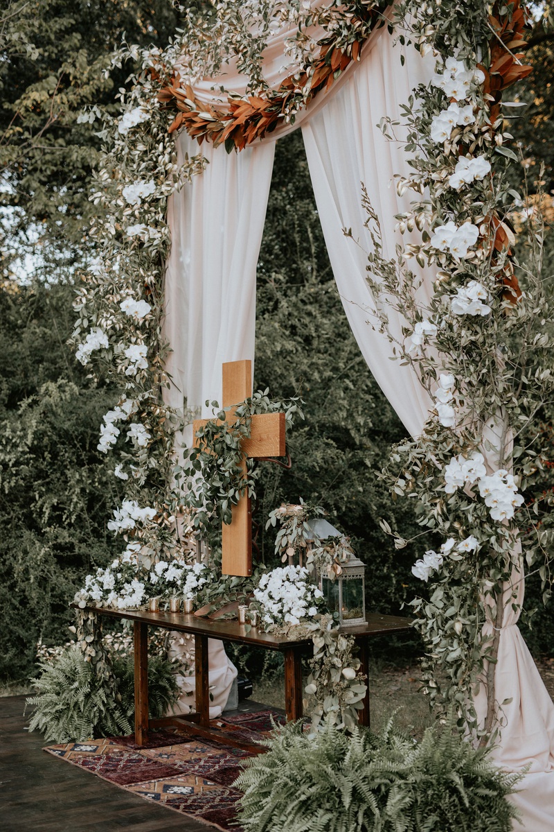 Rustic-Chic Outdoor Christian Ceremony
Photography: Grant Daniels Photography
Read More:
http://www.insideweddings.com/weddings/outdoor-ceremony-tented-reception-with-cozy-fall-color-palette/1183/ wedding ceremony vintage rug wood table altar cross magnolia greenery burgundy flowers