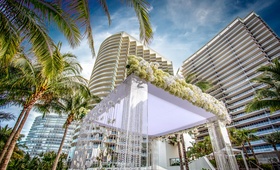 Lucite Chuppah in Florida
Photography: Suzanne Delawar Studios
Read More:
http://www.insideweddings.com/weddings/sentimental-destination-wedding-weekend-in-bal-harbour-florida/1001/ lucite chuppah in florida surrounded by palm trees, florida destination wedding
