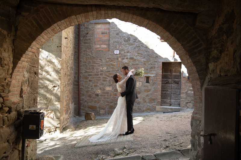 Portrait Shot Through Archway
Photography: The Day by Ira Lippke
Read More:
http://www.insideweddings.com/weddings/romantic-ceremony-on-bluff-tented-reception-in-tuscany/1311/ wedding portrait in tuscany with bride and groom framed in archway