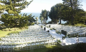 Picturesque Oceanfront Ceremony
Photography: Dalal Photography
Read More:
http://www.insideweddings.com/weddings/movie-themed-wedding-with-pops-of-green/345/ Malibu wedding ceremony on grassy oceanview bluff