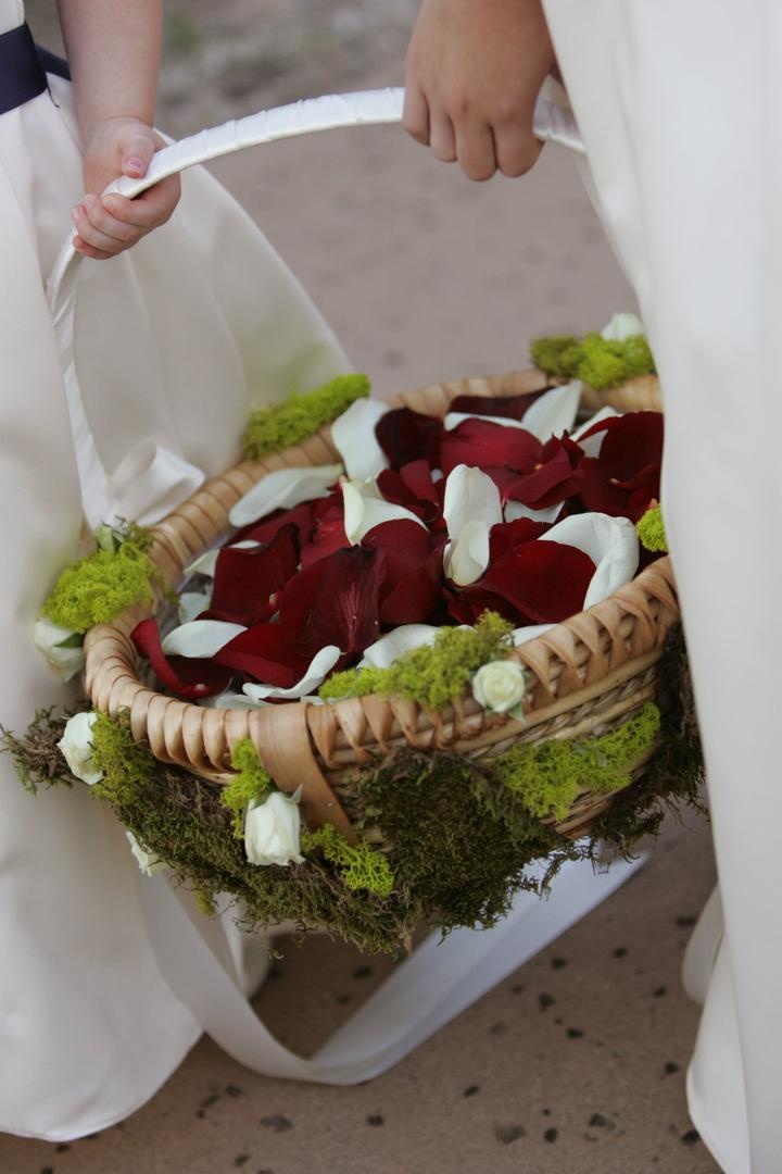 Flower Girl Basket
Photography: Lyn Sims Photographer
Read More:
http://www.insideweddings.com/weddings/glamorous-fall-wedding-with-garden-touches-in-tucson-arizona/258/ Moss-covered tan basket filled with petals