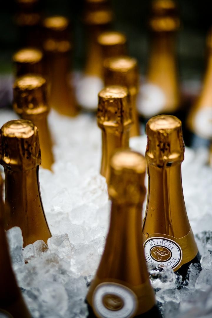 Méthode Champenoise
Photography: Docuvitae
Read More:
http://www.insideweddings.com/weddings/canadian-american-wedding-in-malibu-california/393/ Gold champagne bottles in bucket of ice at wedding reception