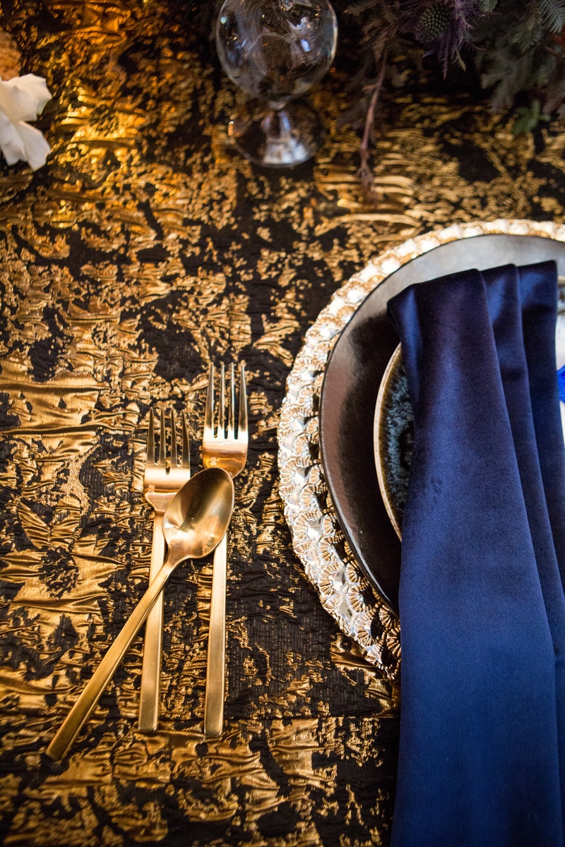 Black-and-Gold Linen
Photography: Duke Photography
Read More:
http://www.insideweddings.com/weddings/dramatic-tablescape-at-launch-party-for-luxe-linens-newest-line/987/ black and gold linen, navy napkin, gold flatware, wedding styled shoot