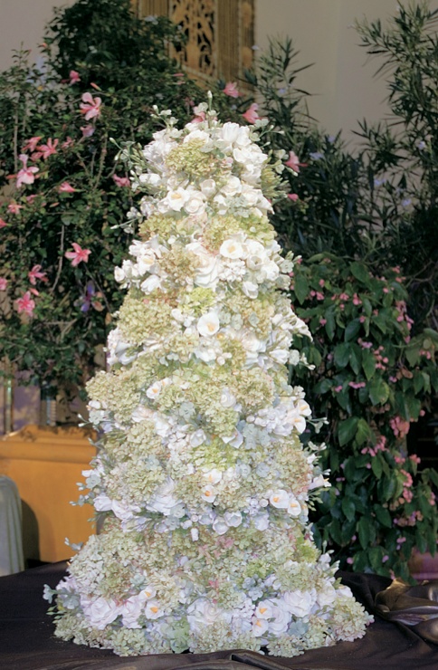 Floral-Embellished Cake
Photography: Gruber Photographers
Read More:
http://www.insideweddings.com/weddings/english-garden-inspired-fall-wedding-in-new-york-city/210/ Wedding confection covered in flowers