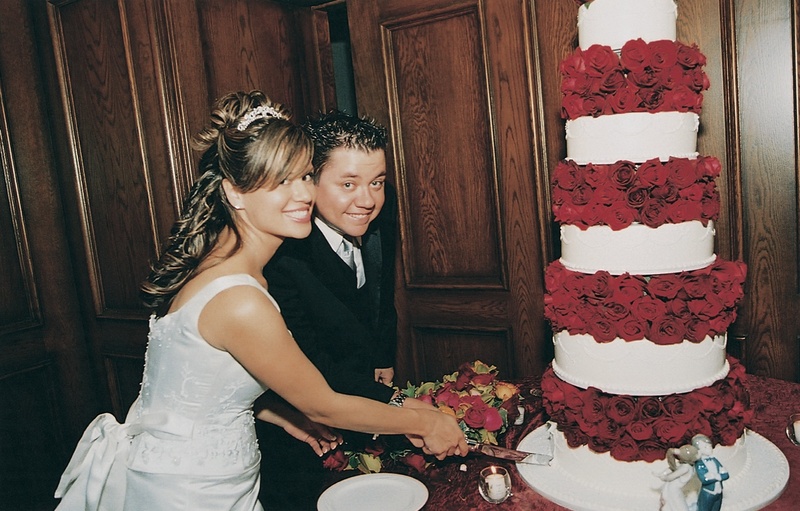 Red Rose Wedding Cake
Photography: Miki and Sonja Photography
Read More:
http://www.insideweddings.com/weddings/a-passionate-golf-club-wedding-inspired-by-red-roses/72/ Bride and groom cut white cake with red roses