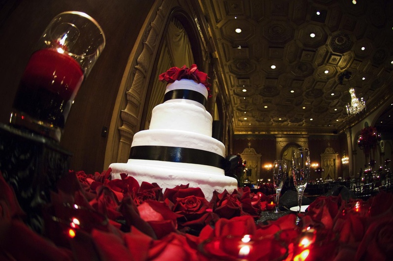 Wedding Cake
Photography: Barnet Photography
Read More:
http://www.insideweddings.com/weddings/ashley-reeves-and-brandon-saller/261/ White wedding cake with black satin ribbon surrounded by red roses