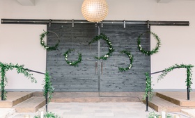 Hoop Wreaths as Backdrop
Photography: Kaylie Plummer Photography
Read More:
http://www.insideweddings.com/weddings/chic-alfresco-hotel-wedding-with-elements-of-modern-greenery/1350/ hoop wreaths with greenery and bannister with greenery as wedding ceremony backdrop
