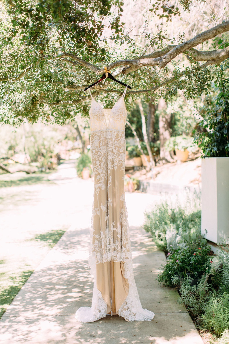 Beautiful Gown Hanging from Tree
Photography: Ashley Paige Photography
Read More:
http://www.insideweddings.com/weddings/elegant-outdoor-fall-wedding-at-a-rustic-chic-venue-in-malibu/1244/ Calla Blanche wedding dress v neck spaghetti strap lace embellishments nude underlay hanging tree