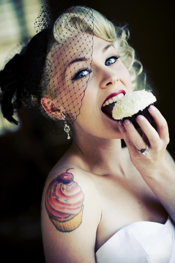 Bride Eats Cupcake
Photography: Barnet Photography
Read More:
http://www.insideweddings.com/weddings/ashley-reeves-and-brandon-saller/261/ Bride in a black wedge veil eats a Sprinkles cupcake