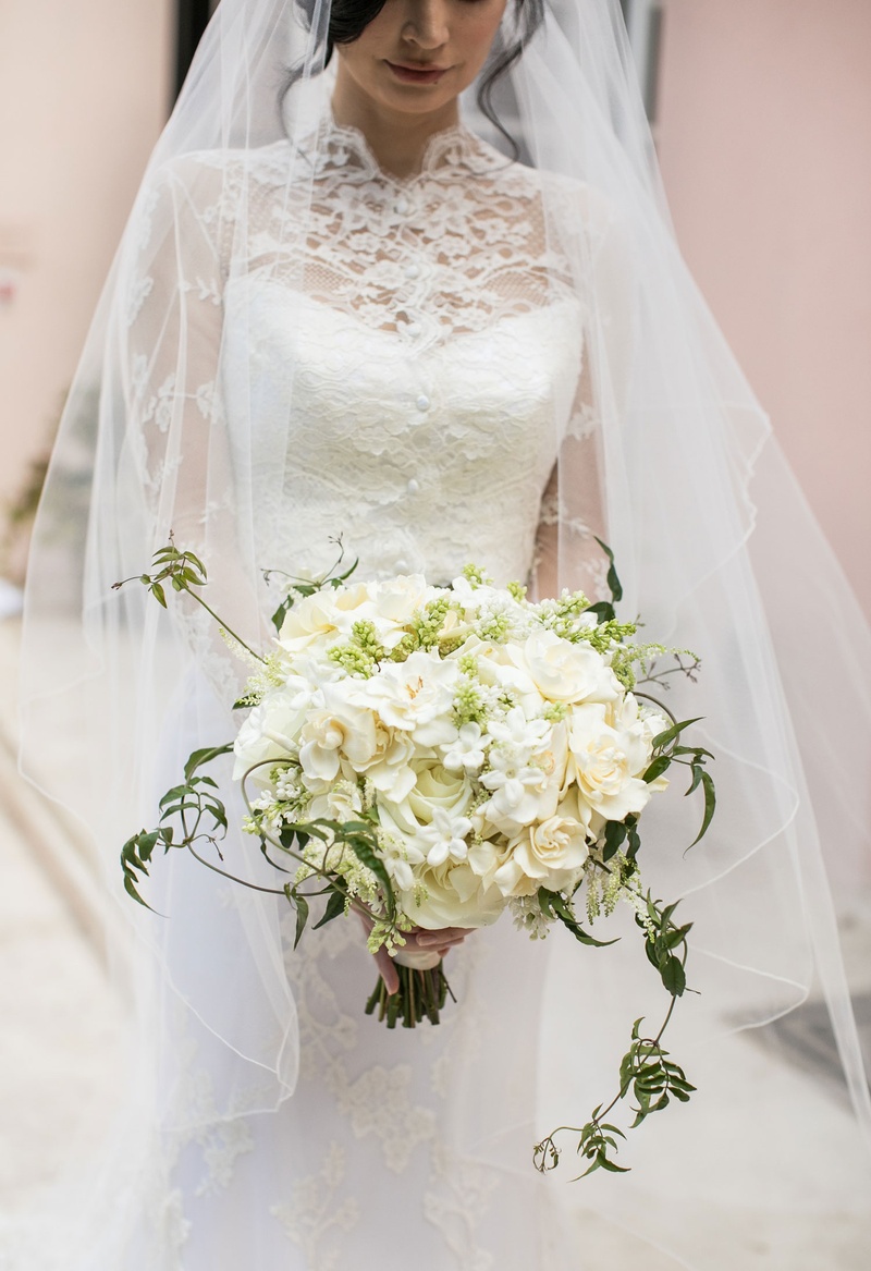 Ivory Bouquet with Green Vines
Photography: Samuel Lippke Studios
Read More:
http://www.insideweddings.com/weddings/glamorous-alfresco-ceremony-ballroom-reception-and-after-party/1041/ Bride holding ivory bouquet composed of roses, gardenias, stephanotis blossoms, green vines