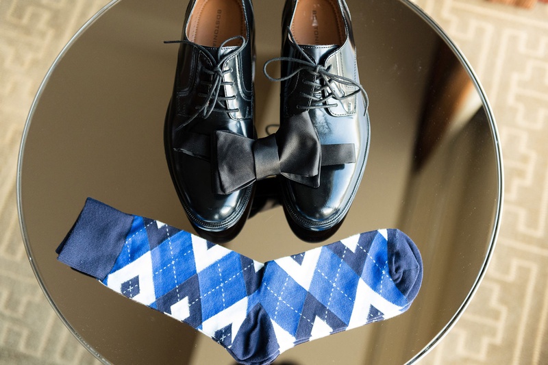 Argyle Blue Socks with Dress Shoes
Photography: Brian Leahy Photography
Read More:
http://www.insideweddings.com/weddings/a-hawaiian-couples-luxurious-destination-wedding-in-las-vegas/1226/ black dress shoes for groom, black bow tie, blue argyle socks