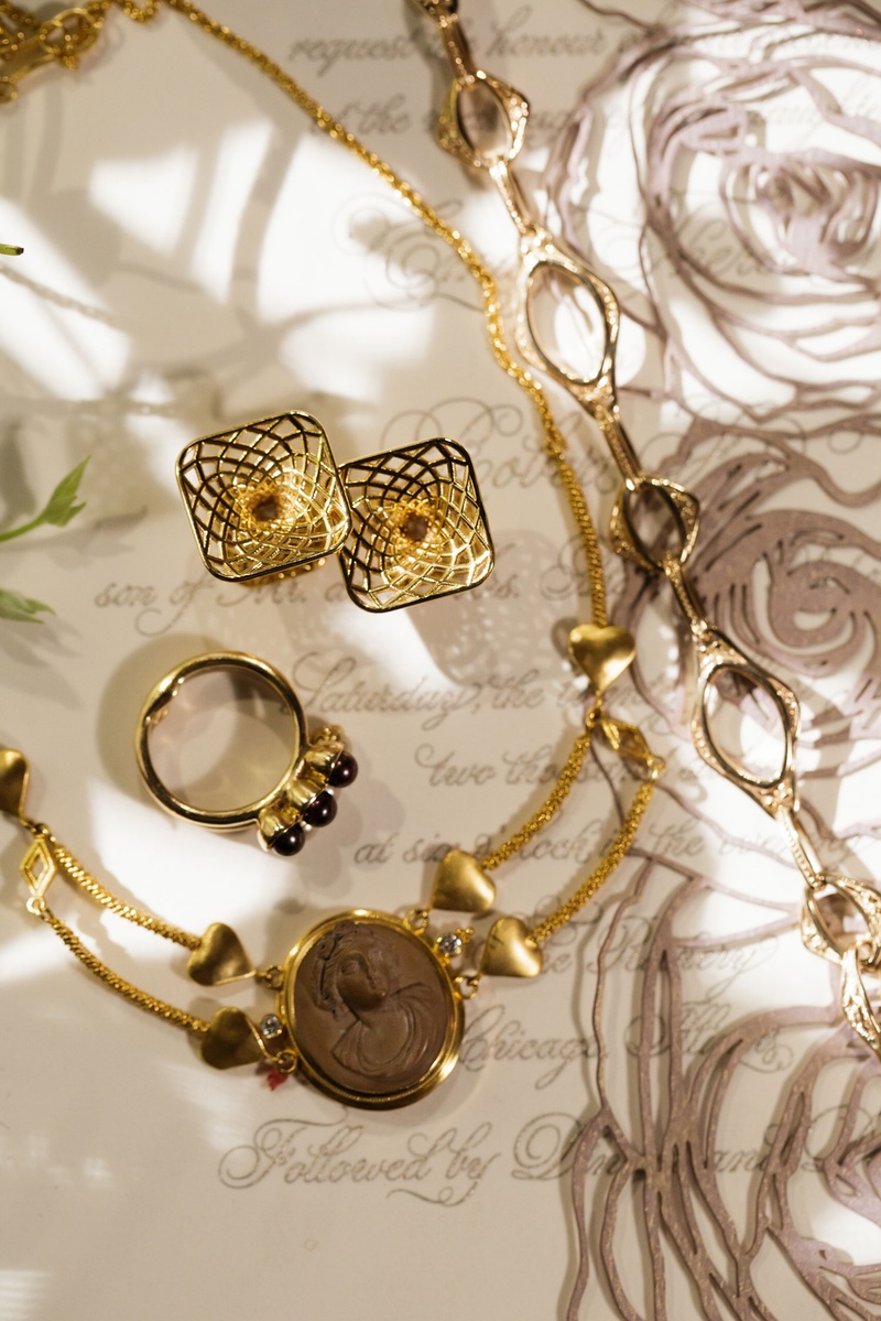 Antique Gold Jewelry
Photography: Bob %26 Dawn Davis Photography
Read More:
http://www.insideweddings.com/weddings/inspiring-styled-shoot-with-deep-dark-color-palette-in-chicago/1037/ antique gold jewelry, vintage gold jewelry, vintage wedding jewelry