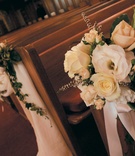 Neutral-Toned Pew Décor
Photography: Epic Imagery
Read More:
http://www.insideweddings.com/weddings/jennifer-davis-and-ryan-bittle/43/ Yellow and cream roses tied to church pews
