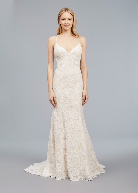 Ali
Photography: Sarra Fleur
Read More:
http://www.insideweddings.com/lookbook/9147/anne-barge-atlanta/blue-willow-bride-spring-2018/ Blue Willow Bride Spring 2018 bridal collection Ali wedding dress lace v neckline slip gown