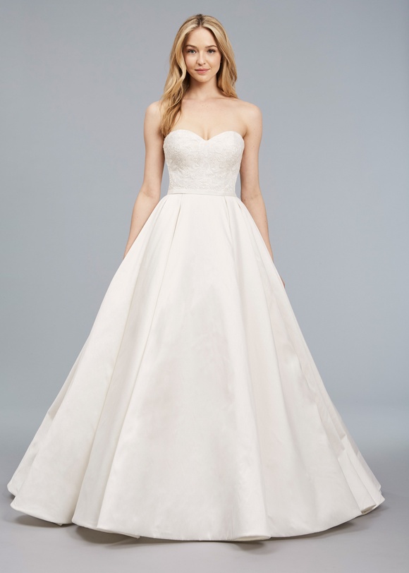 Bennett
Photography: Sarra Fleur
Read More:
http://www.insideweddings.com/lookbook/9147/anne-barge-atlanta/blue-willow-bride-spring-2018/ Blue Willow Bride Spring 2018 bridal collection Bennett wedding dress sweetheart neckline ball gown