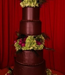 Peacock Feather Wedding Cake
Photography: Jenn Barnett Photos
Read More:
http://www.insideweddings.com/weddings/peacock-themed-june-wedding-in-minnesota/283/ Chocolate cake with green hydrangea and feathers