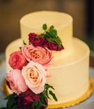 Wedding Cake with Roses
Photography: Amanda McKinnon Photography
Read More:
http://www.insideweddings.com/weddings/bride-wears-claire-pettibone-gown-to-bohemian-outdoor-wedding/668/ Two layer buttercream toned wedding cake with pink and red roses