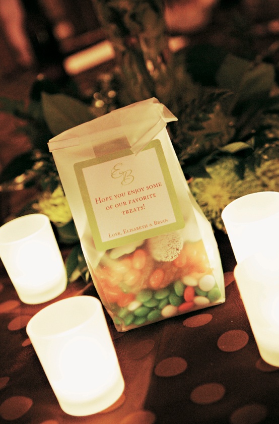 Takeaway Bag of Candy
Photography: Tamara Lackey Photography
Read More:
http://www.insideweddings.com/weddings/lime-green-hued-fall-wedding-in-south-carolina/219/ Sweet treats favor bag for guests