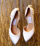 Bride's Shoes
Photography: Bob %26 Dawn Davis Photography
Read More:
http://www.insideweddings.com/weddings/a-dream-winter-wedding-at-the-art-institute-of-chicago/563/ Bride's Lanvin shoes with ruched detail in the back