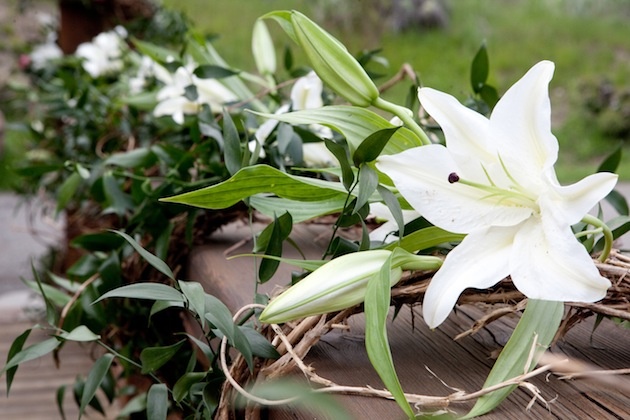 Rustic Ceremony Flowers
Photography: Ray J. Gadd of Steve Smith Wedding Photography
Read More:
http://www.insideweddings.com/weddings/sophisticated-pink-celebration-in-sun-valley-idaho/462/ White lilies, greenery, and branch outdoor decorations