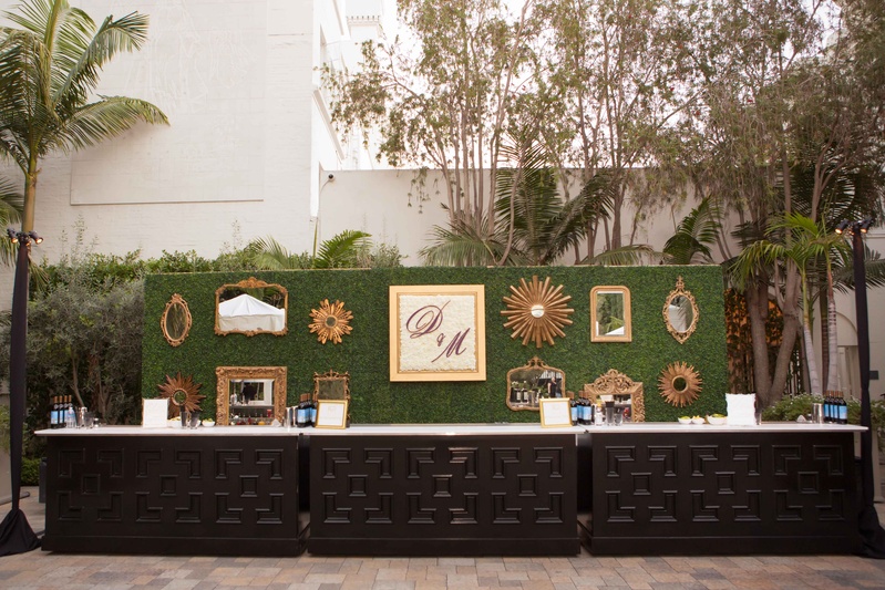 Outdoor Wedding Bar with Green Hedge
Photography: KLK Photography
Read More:
http://www.insideweddings.com/weddings/greek-orthodox-church-ceremony-glamorous-purple-gold-reception/730/ Green hedge with gallery wall and initial frame behind wedding bar