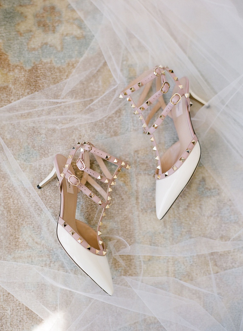 Designer Stud Bridal Heels
Photography: Michelle Beller Photography
Read More:
http://www.insideweddings.com/weddings/classic-ceremony-beachfront-ballroom-reception-in-santa-monica/1234/ valentino pyramid stud strap low heels white blush gold metallic