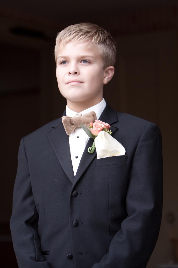 Velvet Ring Bearer Tie
Photography: Jana Williams Photography
Read More:
http://www.insideweddings.com/weddings/ivory-gold-blush-lakefront-new-hampshire-wedding/412/ Tan velvet bow tie on ring bearer with flower boutonniere