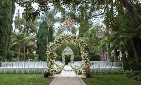 Garden Ceremony in Beverly Hills
Photography: Samuel Lippke Studios
Read More:
http://www.insideweddings.com/weddings/outdoor-jewish-wedding-ceremony-glam-reception-in-beverly-hills/848/ The Beverly Hills Hotel outdoor wedding ceremony with greenery and white flowers palm trees chairs