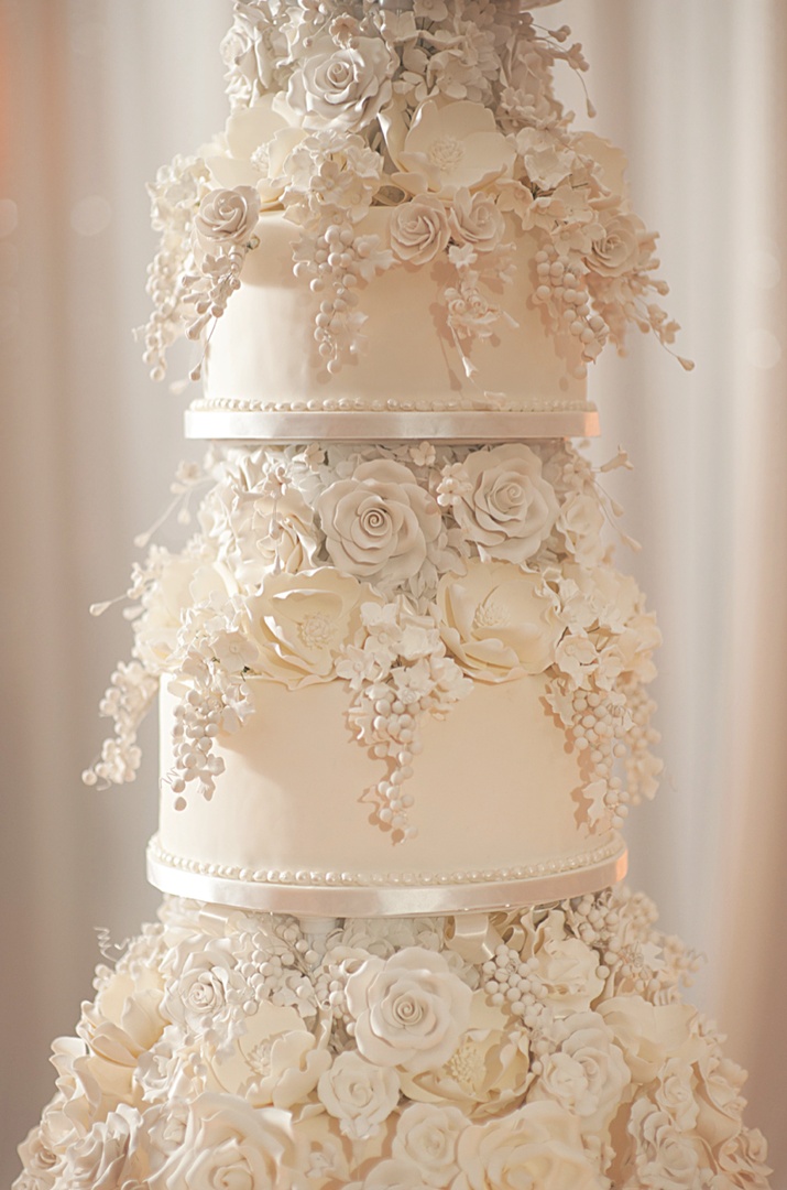 Sugar Flower Cake Detail
Photography: Justin Marantz
Read More:
http://www.insideweddings.com/weddings/unforgettable-miami-wedding-with-acrobats-tiger-cubs-fireworks/437/ Close up of ivory wedding cake with sugar roses