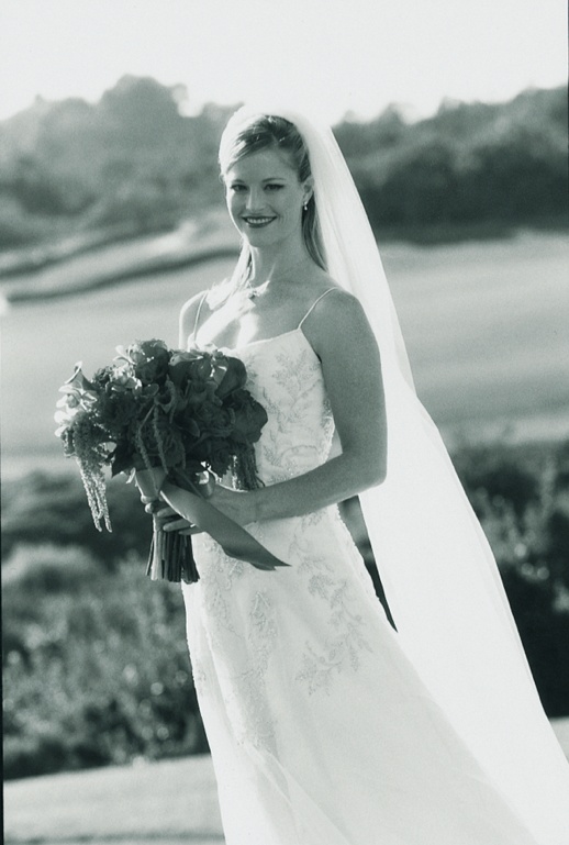 Wedding Dress and Long Veil
Photography: Max Shaboot Photography
Read More:
http://www.insideweddings.com/weddings/romantic-fall-wedding-in-newport-beach-california/59/ Black and white photo of bride in L'Ezu Atelier