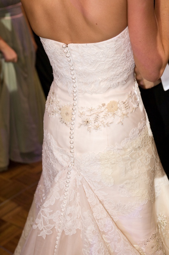 Strapless Lace Wedding Dress
Photography: Gruber Photographers
Read More:
http://www.insideweddings.com/weddings/english-garden-inspired-fall-wedding-in-new-york-city/210/ Vera Wang button down bridal gown